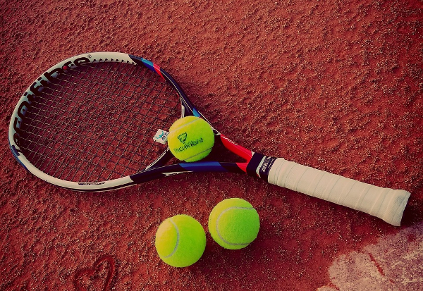 初心者のためのテニスラケットの選び方【何を基準に選べばいいの？】 - テニスの上達ならテニスピリッツ！